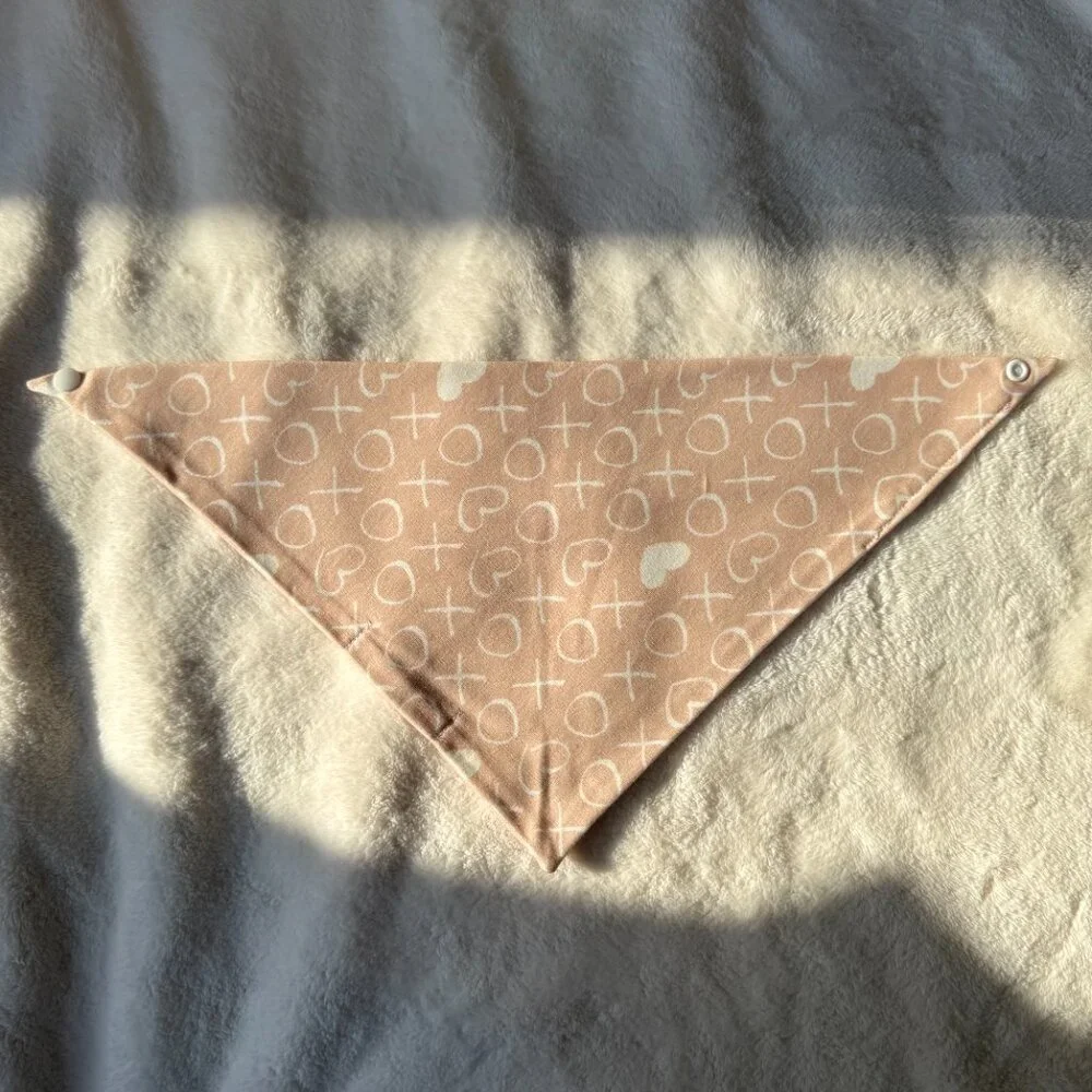 NWT Loic by Design XOXO Pattern Dog Bandana for Valentine's Day, Pink, Size M